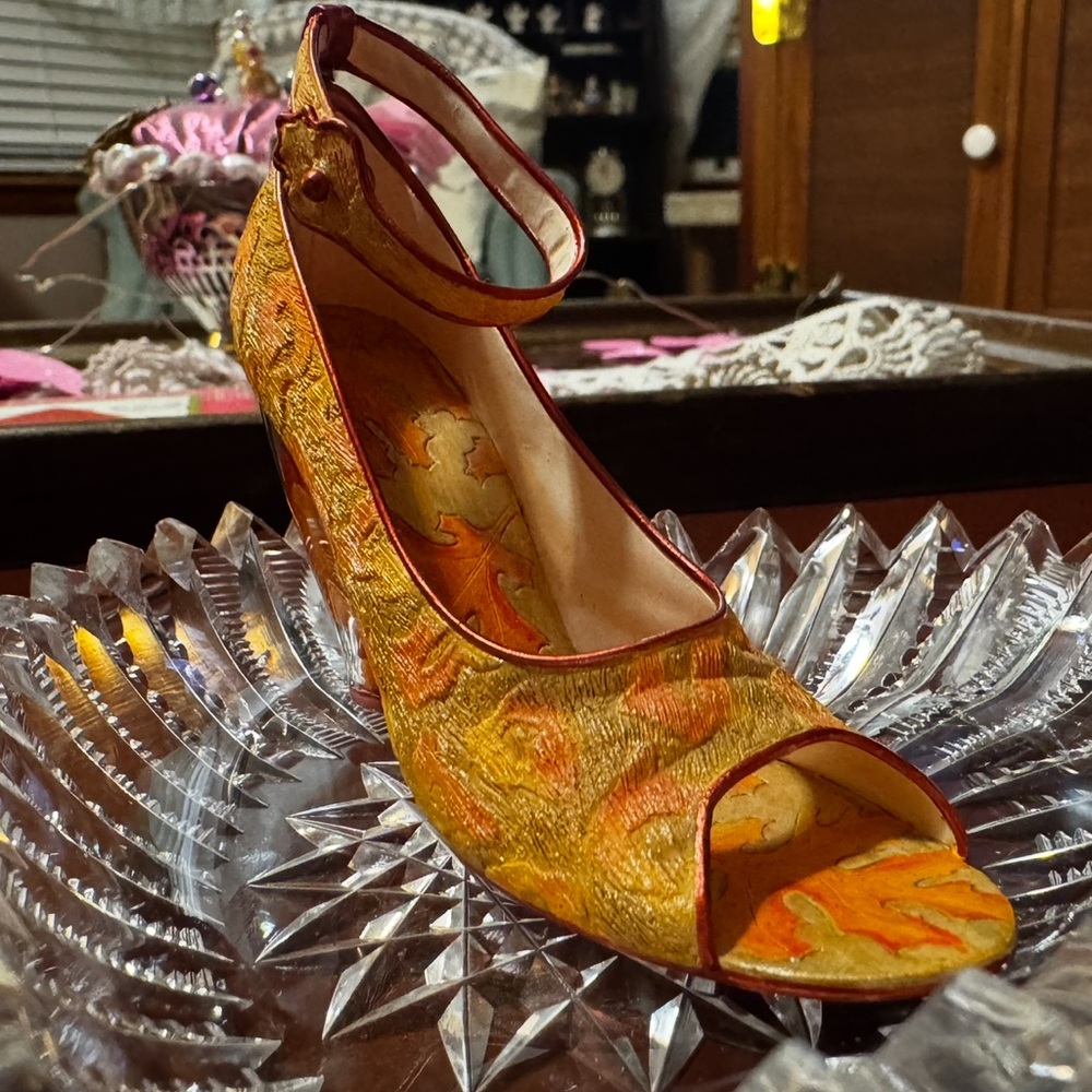 👠👠👠👠Just the Right Shoe collectable .Elegant Autumn-Inspired Peep-Toe autumn hue